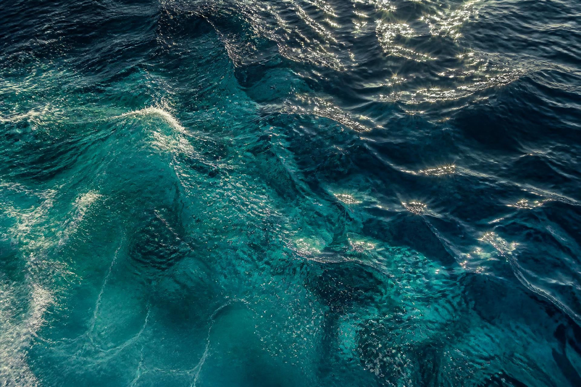 Mar Mediterrâneo com reflexos do sol sobre águas azul profundo